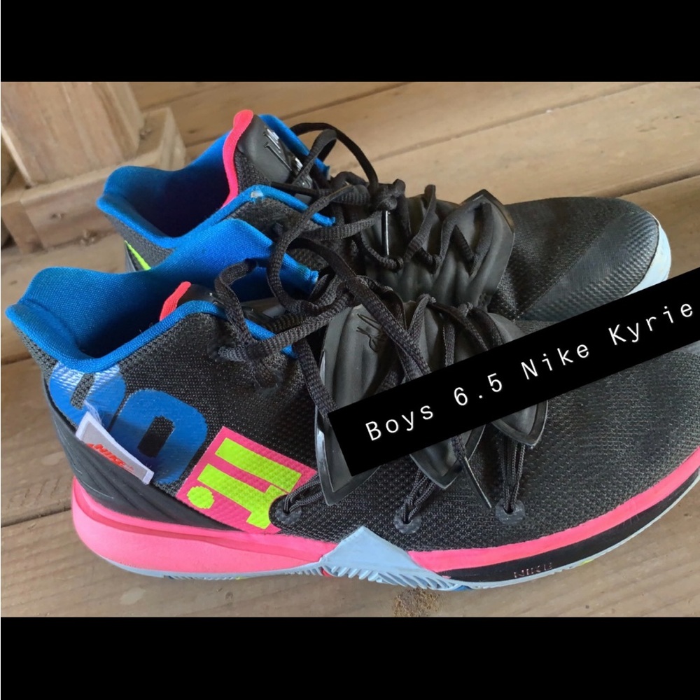 Black / Volt-Hyper Pink. Model: Nike Kyrie 5